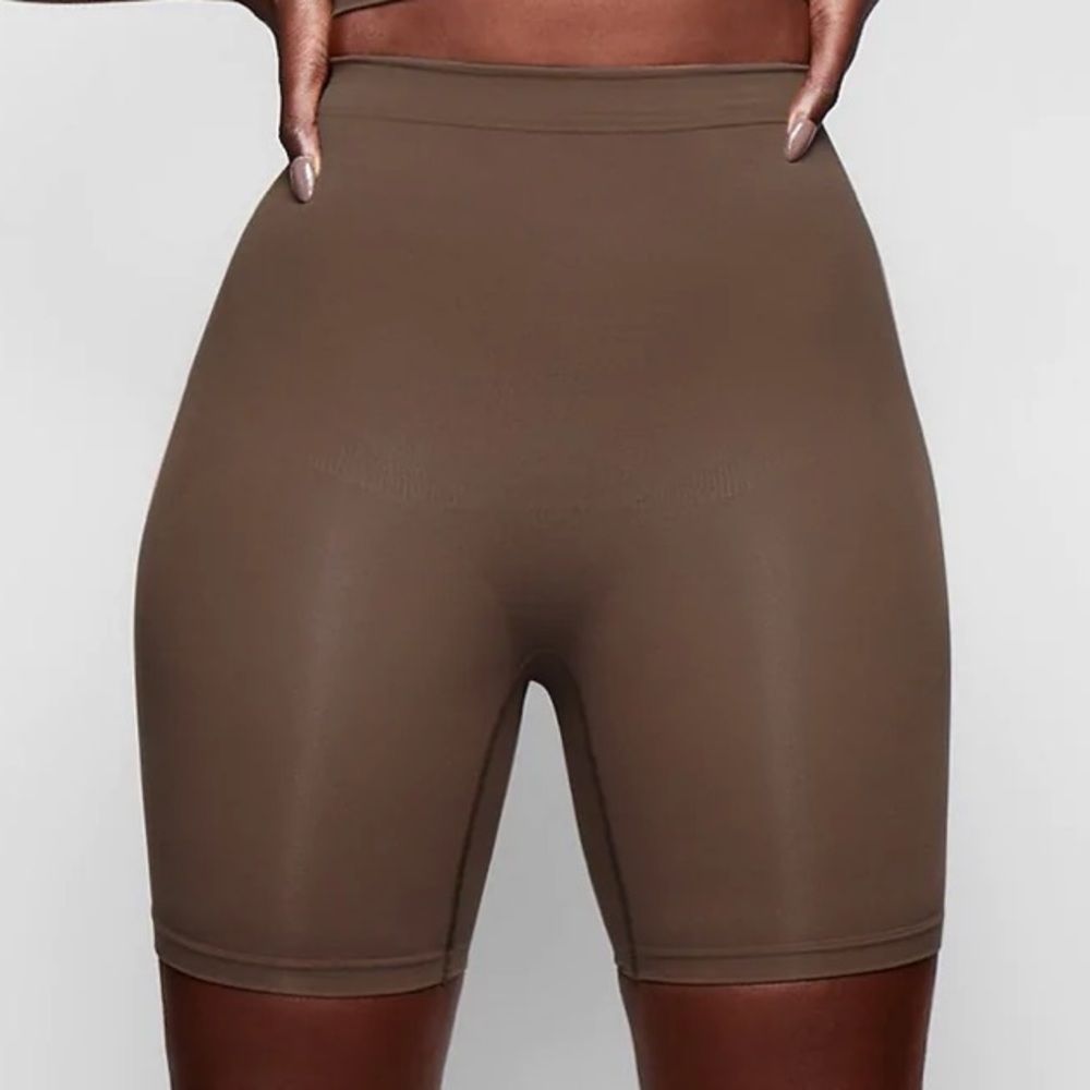 SKIMS Shapewear short ! NEW in box - Picture 4 of 5